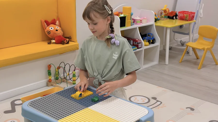 Ребёнок играет в лего в игровой центра